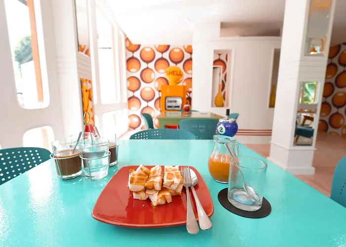 Roomquest Pratunam Hotel