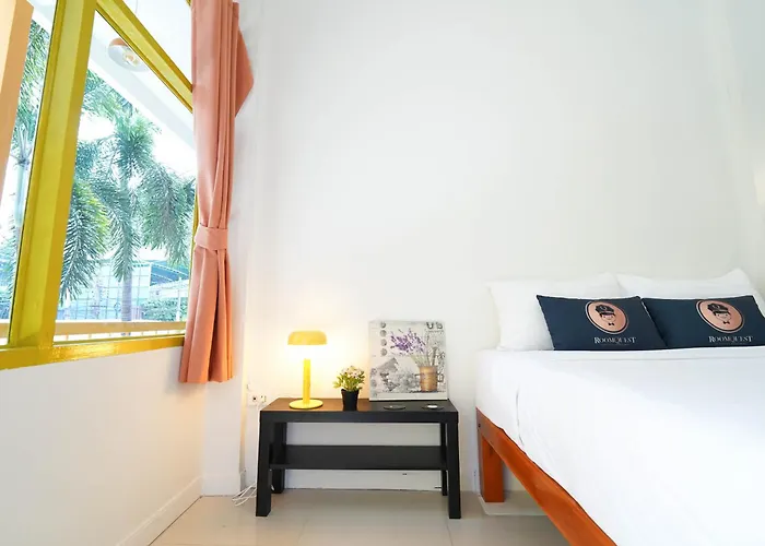 Roomquest Pratunam Hotel