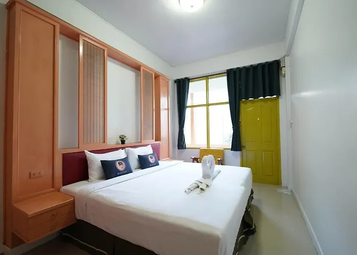 Roomquest Pratunam Hotel