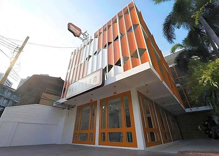 Roomquest Pratunam Hotel 4*