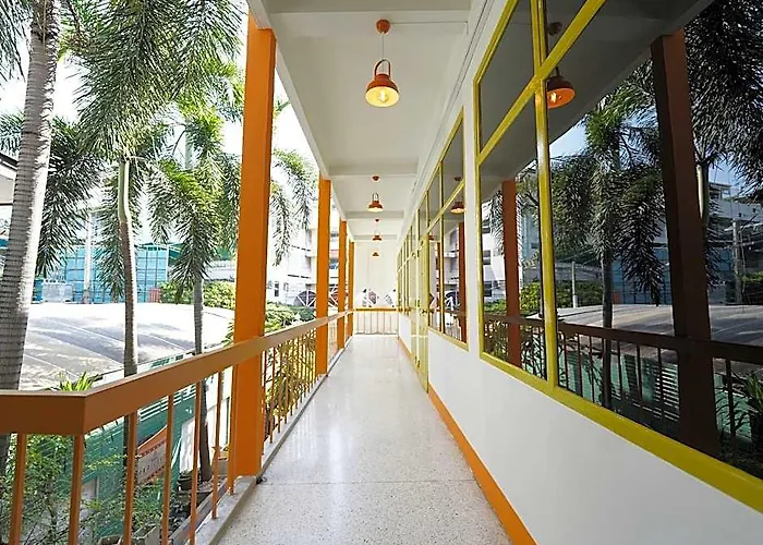 Roomquest Pratunam Hotel