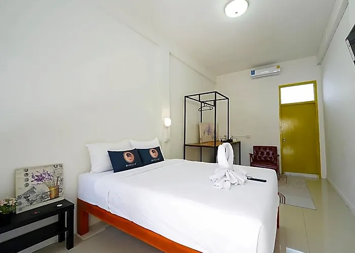 Roomquest Pratunam Hotel