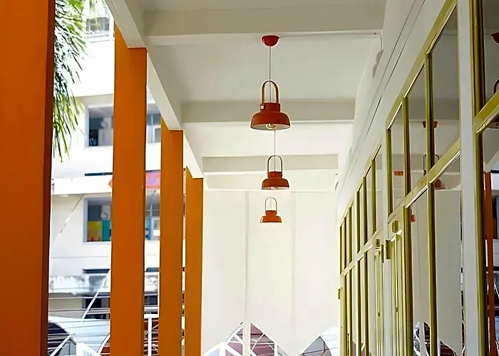 Roomquest Pratunam Hotel